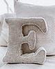 poduszki do pokoju dziecka lniana poduszka w kształcie literki 1