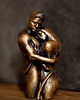 figurki i rzeźby Rzeźba z gipsu, W miłosnym uścisku, ogniste złoto, wys. 9,8 cm 1