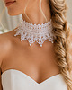 chokery Biały koronkowy choker z koraliczkami 1