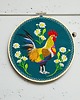 Ozdoby na ścianę Kogut w stokrotkach - zielone tło, haft w tamborku 20 cm 1