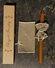 akcesoria na chrzest Gromnica  z lnianym okapnikiem i szatką w pudełku - wzór 5 2