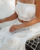 topy damskie Bawełniany haftowany crop top z falbanką, WHITE ELIZA 5