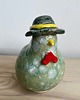figurki i rzeźby Kurka ceramiczna w kapeluszu 1