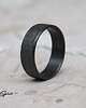 biżuteria męska Czarna męska młotkowana obrączka ślubna 1