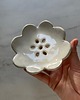mydelniczki Ceramiczna Minimalistyczna Mydelniczka Kwiat Perłowo Biala Handmade 6