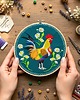Ozdoby na ścianę Kogut w stokrotkach - zielone tło, haft w tamborku 20 cm 2