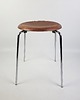 stołki Stołek Dot marki Fritz Hansen, zaprojektowany przez Arne Jacobsena. 2