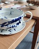kubki i filiżanki Porcelanowa filiżanka w niebieskie kropki ze spodkiem 1