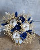 dodatki ślubne Mały zimowy bukiet ślubny - granatowe róże, kwiaty bawełny i gipsówka 1