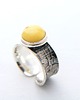 pierścionki - różne Srebrny pierścionek z bursztynem białym 1