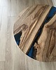 stoliki kawowe Okrągły stolik z drewna orzecha z niebieską żywicą 2