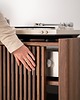 komody i szafki JAMM LOW 111 - szafka pod gramofon i płyty winylowe, lite drewno orzechowe 6