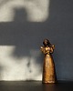 figurki i rzeźby Rzeźba złoty Anioł ze złotym sercem wys. 13 cm 2