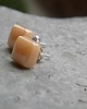 kolczyki wire wrapping Kwadraciki jasna brzoskwinka  - sztyfty 1