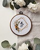 obrazy Monogram na ścianę, haftowany tamborek na prezent, obrazek z literą 4