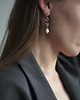 kolczyki z kamieniami Kolczyki wiszące asymetryczne z perłą - TROIKA 5