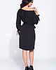 sukienki midi damskie Kobieca czarna sukienka z rozcięciem na rękawie 2