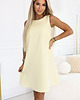 sukienki midi damskie 296-16 VICTORIA Trapezowa sukienka bez rękawów z paskiem - masełkowy żółty 1