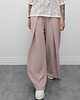 spodnie materiałowe damskie Tkaninowe spodnie boucle z zakładkami - Powder pink 6