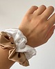 gumki do włosów Jedwabna scrunchie gumka frotka midi biała 1