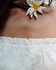 topy damskie Bawełniany haftowany crop top z falbanką, WHITE ELIZA 6