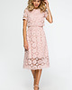 sukienki midi damskie Koronkowa sukienka midi-różowa(M-405) 1
