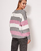swetry damskie  Oversize'owy sweter w paski - SWE299 szary/róż/ecru MKM 2