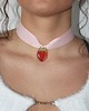 chokery Choker z truskawką na bawełnianej wstążce 4