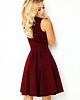 sukienki midi damskie 114-11 Rozkloszowana sukienka z dekoltem - bordo 3