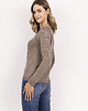 swetry damskie  Sweterek/longsleeve z dekoltem w łódkę - SWE298 mocca MKM 1