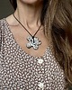 wisiory Długi naszyjnik z wisiorkiem ceramicznym, kwiatek brązowo biały 2