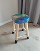 stołki Drewniany taboret z ręcznie malowanym wzorem - stolik z drewna paulowni 1