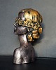 figurki i rzeźby Rzeźba Kobiecy portret kwiaty na oczach wys. 13,8 cm 1