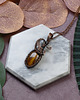 wisiory Miedziany wisiorek wire wrapping z tygrysim okiem #247 3