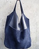 torby na ramię Granatowa miękka skórzana torba typu worek 4