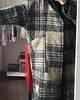 kurtki damskie Płaszcz - żakiet z dzianiny bucle w kratę 3