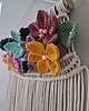 Ozdoby na ścianę Makrama ścienna w stylu boho, ozdobiona kolorowymi kwiatami 3