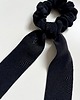 gumki do włosów Jedwabna scrunchie Black Silk z odwiązywaną szarfą 1