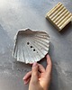 mydelniczki Ceramiczna Mydelniczka Handmade Muszelka Muszla Biała z Piegami 2