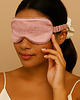 opaski na oczy LE SILQUE Opaska na oczy z jedwabiu z kryształkami - SUGAR PINK 1