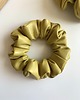 gumki do włosów Scrunchie Nelma z ekoskóry w energetycznym żółtym kolorze 2