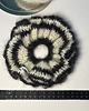 gumki do włosów Black & white crochet scrunchie. 6