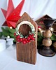 dekoracje świąteczne Drewniany domek z wiankiem świątecznym 3