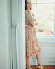 sukienki midi damskie Sukienka midi w roślinny wzór z pasem w talii Clarisa Toffee 5