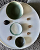 miski i misy Reliefowe malowidła  - zielona misa ceramiczna 2