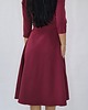 sukienki midi damskie BORDOWA ROZKLOSZOWANA MIDI SUKIENKA Z KOŁNIERZEM 34-54 3