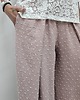 spodnie materiałowe damskie Tkaninowe spodnie boucle z zakładkami - Powder pink 5