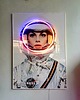 grafiki i ilustracje Retro Plakat LED Neon Astronautka w Ramie Vintage Dekoracja Ścienna 2