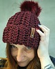 czapki damskie Ciepła czapka szydełkowa Bordo z pomponem 1