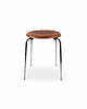 stołki Stołek Dot marki Fritz Hansen, zaprojektowany przez Arne Jacobsena. 1